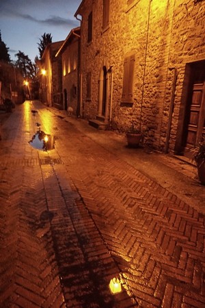 Au fond, la fin de la via Guglielmi côté sud - Illusoire présence de lanternes dans le pavement.