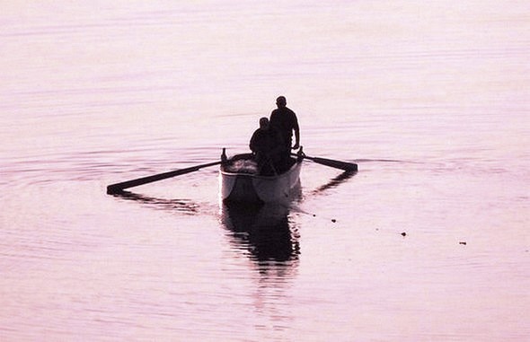Deux pêcheurs au crépuscule sur le lac Trasimène.
