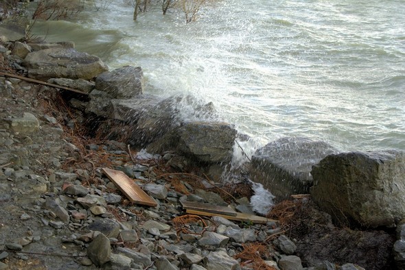 Les vagues sont pratiqment au niveau des grosses pierre de protection. Des débris divers et cailloux ont été déversés par les vagues.