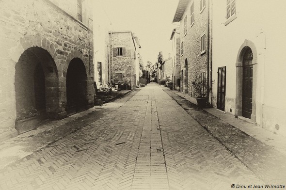 A gauche, des arcades du palazzetto médievale. Photo prise en direction de l’extrémité sud de la via Guglielmi.