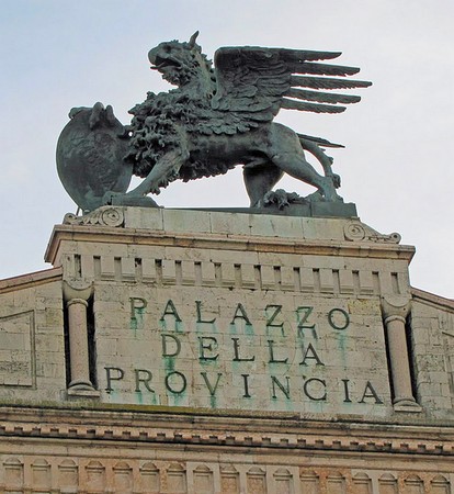 Le griffon, emblème de la ville de Perugi, surplombe le fronton du Palais de la Province de Perugia.
