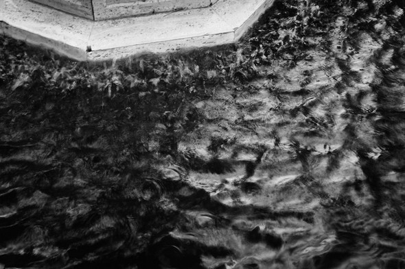 Essai. Jeux d'eau au pied de la fontaine de la piazza communale.Tuoro-sul-Trasimeno.