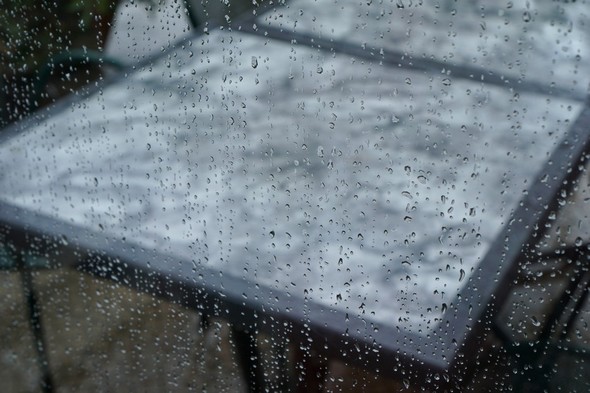 Et pendant tout notre repas de midi, nous n'avons pu qu'y contempler sa terrasse sans cesse sous la pluie.e