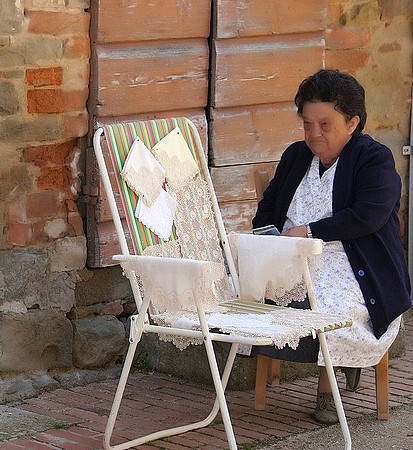 Le Giovanna e i sui merletti nella strada Guglielmi.1/05/2012