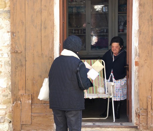 Turista davanti a la sua casa.