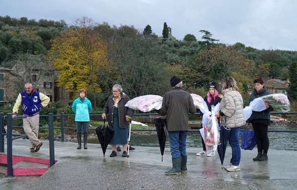 Sul pontile, alcuni dei pochi residenti permanenti dell'Isola erano in attesa per il suo arrivo, accompagnati da alcune famiglie già tornati in questa triste occasione.