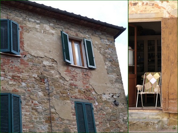 La finestra dove Lei era sempre osservando tutto e ci parlando volontieri.L'ingresso della casa sua dove, durante la stagione, lei esponeva le sue creazioni in merletto.