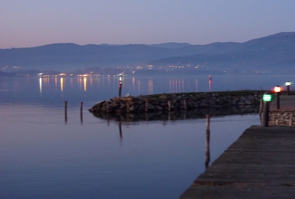 Depuis les digues des darses de l'Isola Maggiore, vue sur la rive éclairée de Tuoro-sul-Trasimeno.17:57