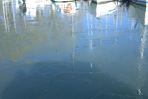 11Les plaques de glace entre les pontons flottants, vues de plus près.