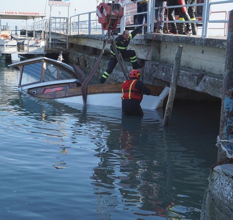 Liberazione della prua incastrata sotto il pontile.