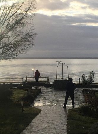 Robert ne put s'empêcher d'envoyer son drone saluer une dernière fois le lac Trasimène et l'amorce du coucher de soleil.