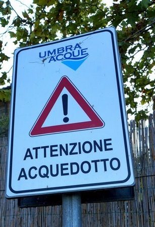 Un panneau sur la petite plage de l'Isola Maggiore.Il signale l'endroit où aboutit la conduite d'eau venant de la "terre ferme".