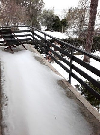 Terrasse pourtant partiellement couverte de mon bureau.1° étage.Aucun doute, la neige est bien là cette fois !