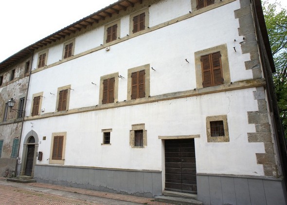 Il Palazzo Benini ha conservato in parte la tradizione di una bella facciata colorata, in questo caso bianca. Sfortunatamente l'altra parte è una delle due chancr che disonorano Via Guglielmi.